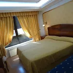 Le Petit Hotell *